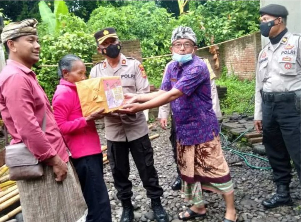 Pemerintah Desa Bongkasa Dampingi Kapolsek Abiansemal Serahkan Bantuan Sembako Pada Warga Disabilitas